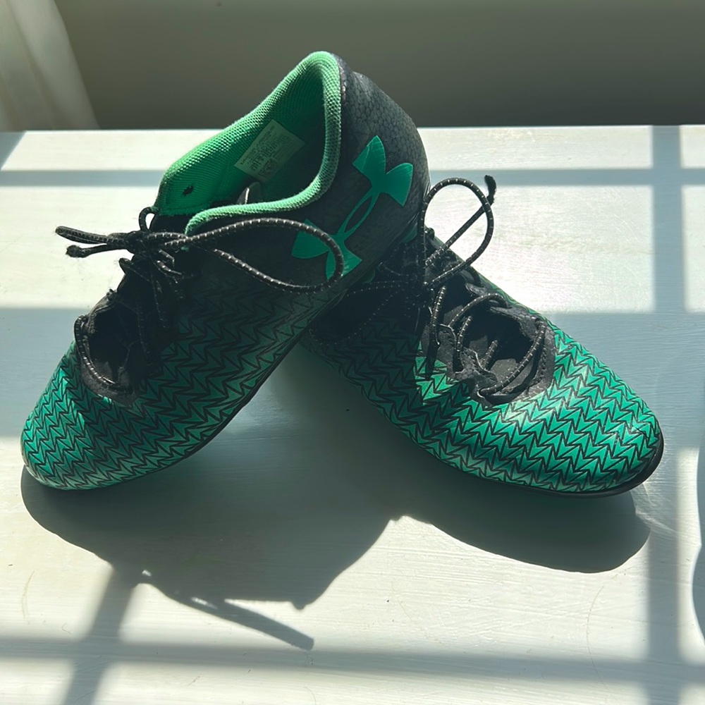 Under Armour soccer cleats women’s size‎ 7.5 Men’s 6 in green and Black